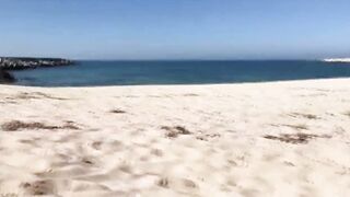 Sex mit seiner heißen Tussi an einem sonnigen öffentlichen Strand