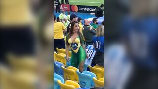 Wunderschöne Latina mit tollem Arsch und Körper tanzt nackt in einem öffentlichen Stadion