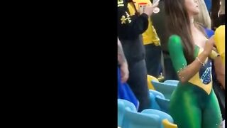 Wunderschöne Latina mit tollem Arsch und Körper tanzt nackt in einem öffentlichen Stadion