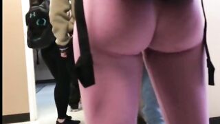 Blondine Küken mit offener Kamera enthüllt ihren sexy Körper in engen rosa Leggings