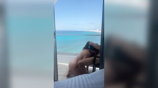 Blasen auf dem Balkon mit Blick auf das wunderschöne Meer