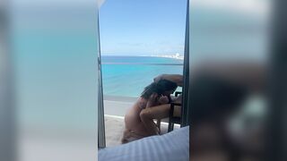 Amateur Blasen auf dem Balkon im Urlaub