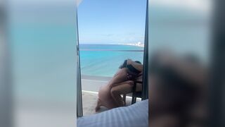 Amateur Blasen auf dem Balkon im Urlaub