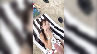 Große Ejakulation im Gesicht der Frau am Strand